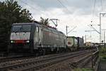 Mit einem langen Containerzug, welcher hauptsächlich mit Kesselcontainern beladen war, fuhr am Nachmittag des 04.09.2018 die MRCE/SBBCI ES 64 F4-082 (189 982-2)  SBB Cargo International  bei Müllheim (Baden) durchs Rheintal in Richtung Freiburg (Breisgau).