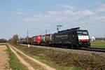 Am Nachmittag des 09.04.2020 fuhr MRCE/SBBCI ES 64 F4-083 (189 983-0)  SBB Cargo International  mit einem langen und bunten KLV nach Italien südlich von Buggingen über die Rheintalbahn in