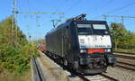 DB Cargo AG [D] mit der angemieteten MRCE Dispo  ES 64 F4-207  [NVR-Nummer: 91 80 6189 207-4 D-DISPO] und schwach ausgelastetem KLV-Zug am 28.10.21 Durchfahrt BF. Golm (Potsdam). 