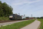189 909 und 193 773 mit einem gemischten Güterzug aus Rosenheim kommend am 15. Mai 2024 bei Weisham.
