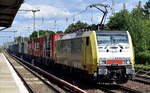 Rail Force One B.V., Rotterdam [NL] mit der erfreulicherweise weiterhin gelben BRCE Lok  ES 64 F4-205  [NVR-Nummer: 91 80 6189 205-8 D-DISPO] und einem Containerzug am 11.07.24 Höhe Bahnhof Berlin-Hirschgarten.