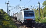 Raildox GmbH & Co. KG, Erfurt [D] mit der Akiem Lok  189 210  [NVR-Nummer: 91 80 6189 210-8 D-AKIEM] und einem Kesselwagenzug am 27.08.24 Durchfahrt Bahnhof Berlin Hohenschönhausen.