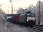 MRCE 189 287 mit Containerzug in die Niederlande am bitterkalten 22.12.2021 in Rheine=Bentlage.