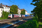 Eine interessante Bespannung wies am 23. August 2023 der KLV-Zug DGS 41850 von Triest nach Krefeld auf. Über den gesamten Laufweg hinweg wurde dieser von einem Tandem - bestehend aus 189 901 und 918 - bespannt. Üblicherweise wird spätestens in München Ost Rbf auf eine Lok umgespannt oder es geht zumindest eine Maschine vom Zug. Bei der Einfahrt in den Bahnhof München Süd konnte ich die beiden roten Zebras mit ihrem gut beladenen Zug aufnehmen.