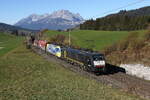 189 927 und 189 912 mit einem gemischten Güterzug aus Wörgl kommend am 4. November 2024 bei Fieberbrunn.