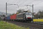 Lok 189 989-7 fährt am 13.11.2024 Richtung Station Salina Raurica.