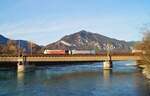 189 905 von Lokomotion überquert gemeinsam mit einer silbernen Vectron-Maschine aus dem Bestand von Railpool die Innbrücke bei Brixlegg mit einem mäßig ausgelasteten Güterzug nach Italien. (24.11.2024)