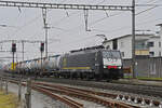 Lok 189 988-9 durchfährt am 17.01.2025 den Bahnhof Rheinfelden.