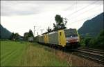 E189 915RT und eine Schwesterlok schleppen bei Oberaudorf einen Kombizug von Mnchen nach Italien. (04.07.2008)