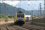 E189 908RT und eine Schwesterlok bringen einen KLV-Zug zum Brenner und legen sich in Kundl in die Kurve. (05.07.2008)