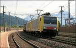 E189 908RT und eine Schwesterlok bringen einen KLV-Zug zum Brenner und legen sich in Kundl in die Kurve. (05.07.2008)

