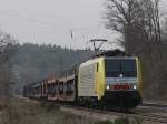 Die ES 64 F4-005 am 04.04.2009 mit einem Gterzug bei der Durchfahrt in Aling.