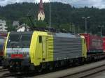 E 189 aufgenommen im Bhf. Kufstein mit einem Containerganzzug in Fahrtrichtung Innsbruck;
