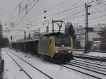 Die ES 64 F4-030 mit einem Stahlschrottzug am 14.02.2010 bei der Durchfahrt am Heimeranplatz.