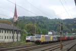189 903 von Lokomotion und die  Cream -189er stehen als Doppel mit ihrem Zug zum Brenner in Kufstein bereit, udn wartet darauf, auf die Strecke gelassen zu werden, whrend 186 109 sich auf