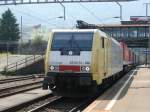 Die ES64F4 096 fhrt in den Bahnhof von Arth-Goldau ein.