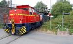 Eine G1205 der Neusser Eisenbahngesellschaft hat Elok 189 994-7 von MRCE-Dispolok samt angehngtem Containerzug am Hacken, der im Neusser Hafen entladen wurde.