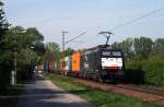 Am 28. April 2010 befrdert 189 090 der ERS einen Containerzug durch die Schrebergrten des Karlsruher Stadtteils Rintheim in Richtung Karlsruhe Rangierbahnhof.