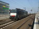 189 099-5 (ES 64 F4-999) von ERS Railways zieht einen Flachwagenzug durch Bielefeld. 02.03.2011.