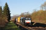 189 208 (ES 64 F4-208) von ERS Railways mit einem Containerzug in der Steigung zwischen Bad Honnef und Unkel. Aufgenommen am 19/03/2011.