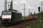 MRCE ES 64 F4-159 am 10.9.11 mit Containerzug in Duisburg-Bissingheim
