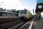 189 908 I AW mit einem DB Autoreisezug aus Dsseldorf nach Villach (A) Trieste (I) bei der Einfahrt in Neu-Isenburg bei Sonne.