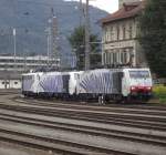 189 917 von Lokomotion zieht am 2. September 2011 einen kleinen Lokomotion Lokzug bestehend aus der 189 914 und der 139 177-0 in den Bahnhof Kufstein.