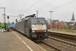 MRCE 189 200 fhrt mit ihrem Containerzug ber Gleis 4 des Rheydter Hauptbahnhofs in den Rangierbahnhof um einen anderen Gterzug mit Autotransportwagen passieren zu lassen.