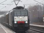 ES64F4 - 090 @ 189-990 von MRCE Dispolok, fhrt am 3.1.13 mit einem Gterzug durch den stark Regen im Bahnhof Wiesental, Richtung Schweiz.
