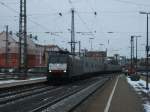 ES 64 F4-211 der MRCE durchfhrt am 20.Februar 2013 mit einem Containerzug den Bahnhof Ansbach Richtung Treuchtlingen.