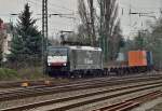 Mit einem Containerzug am Hacken kommt die MRCE 189 099 aus dem eingleisigen Abschnitt der Kbs 465 in den Bahnhof Rheydt eingefahren in Richtung Mnchengladbach Hbf.8.3.2013