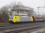 189 909 von Dispolok steht am 09. Mrz 2013 mit einem Schiebwandwagenzug auf Gleis 1 in Kronach.