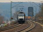Die schwarze ES 64 F4-290 (189 290) von ERS Railways schleppt am 03.04.2013 einen Containerzug bei Erpel ber die Rechte Rheinstrecke (KBS465) Richtung Sden.