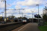 189 282 von MRCE kommt aus Richtung Mnchengladbach-Hbf mit einem langen Containerzug aus Rotterdam(NL) nach Melzo(I) und fhrt durch den Rheydter-Hbf in Richtung Grevenbroich,Kln. 
Bei Sonne und Wolken am 9.11.2013.