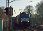 Bei Lintorf ist die 189 - 108 mit einem Schiebewandwagenzug in Richtung Duisburg fahrend zu sehen. Sonntag 12.1.2014