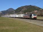 Die Lokomotion 189 901 war am 09.03. mit dem  Ekol -Zug 43502 in Fahrtrichtung St. Michael unterwegs, und wurde bei Sauerbrunn im Murtal fotografiert. 
Im Hintergrund ist das um etwa 1550 von Franz von Teuffenbach errichtete Schloss zu sehen. Es beherbergt die Abfüllanlage des  Thalheimer Mineralwassers .