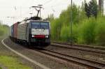 Eine recht langen Kastelzug schleppt hier die 189 287 von MRCE durch den Odenkirchener Bahnhof wohl gegen die Niederlande. Samstag 12.4.2014