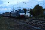 Die Locon MRCE 189 098-7 in Rheydt mit einem Güterzug gen Aachen fahrend. Dienstag Abend den 21.10.2014