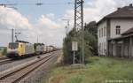 Die gelbe Dispolok 189 989 war am 31.7.14 auf dem Weg nach Würzburg. Im Bahnhof Windsfeld-Dittenheim fuhr sie am alten Empfangsgebäude vorbei.
