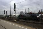 189 983 von der SBB Cargo(International) rangiert in Aachen-West.
Aufgenommen vom Bahnsteig in Aachen-West.
Bei Regenwolken am 21.3.2015.