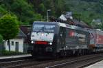 Die für die SBB-Cargo fahrende 189 112 ist hier am Abend des 22.5.2015 in Hirzenach südwärtsfahrend mit einem Containerzug von mir abgelichtet.