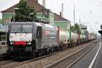 Bei der Durchfahrt von Müllheim (Baden) befindet sich am 23.07.2014 die ES 64 F4-082 von SBB Cargo mit einem Containerzug.