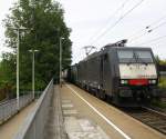 189 840 von Von MRCE  kommt als Umleiter mit einem langen Containerzug aus Gallarate(I) nach Antwerpen-Oorderen(B) und fährt durch Kohlscheid aus Richtung Herzogenrath und fährt die Kohlscheider-Rampe hoch nach Aachen-West.
Bei Sonnenschein am Nachmittag vom 28.6.2015.