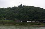 Eine unbekante schwarze 189er von SBB-Cargo(International) kommt durch Oberwinter(am Rhein) aus Richtung Köln-Eilfeltor,Hürth,Brühl,Sechtem,Bornheim,Bonn-Hbf,Bad-Godesberg mit einem langen Containerzug aus Rotterdam(NL) nach Gallarate(I) und fährt in Richtung Remagen,Sinzig,Bad Breisig,Brohl-Lützing,Namedy,Andernach,Weißenthurm,Urmitz,Koblenz-Lützel,Koblenz-Hbf. Aufgenommen von der Rechten Rheinseite in Unkel. 
Bei Regenwetter am 5.9.2015