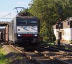 189 451 bringt Importkohle ins Saarland. Der NIAG Kohlenzug ist nach Fürstenhausen / Kraftwerk Fenne unterwegs. Bahnstrecke 3230 Saarbrücken - Karthaus bei Anrufschranke Roden am 29.09.2015