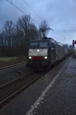 Die MRCE 189 289 mit einem Kastelzug bei der Durchfahrt in Rommerskirchen am Samstag den 23.1.2016