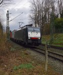 Mit einem Kastelzug ist die ES 64 F4 - 995 in Jüchen am 22.3.2016 gen Rheydt unterwegs auf den Kbs 465.