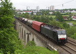 189 459 hat in Hof einen Güterzug übernommen und fährt nun in Richtung Sachsen.
