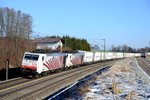 Am 16. März 2013 konnte der  Ekol -Zug TEC 41857 nach Triest mit fotogener Bespannung - bestehend aus 189 918 und 904 - und einheitlicher Beladung bei Vogl kurz vor Großkarolinenfeld aufgenommen werden.