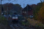 Nachschuß auf eine LZ fahrende 189 von Locon.
Hier fährt die Lok aus Rheydt Hbf nach Mönchengladbach Hbf am Abend des 5.11.2016